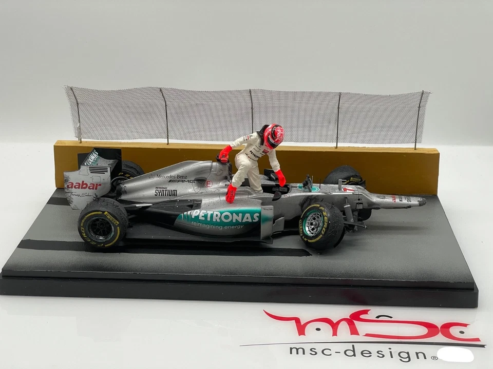 1:18 Schumacher Mercedes GP W03 Singapore Crash, limitiert, mit Zertifikat - Bild 4 von 4