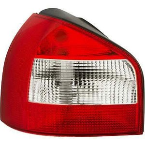 Feux arrière gauche Audi A3 pour rénovation carrosserie après un choc de stationnement