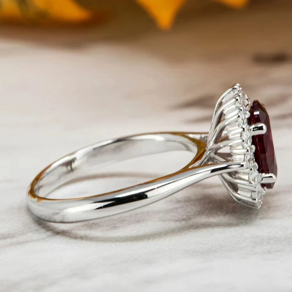 Кольцо с ореолом из чистого 14-каратного белого золота с натуральным рубином и бриллиантами овальной огранки 5,50 карата - Изображение 3 из 4