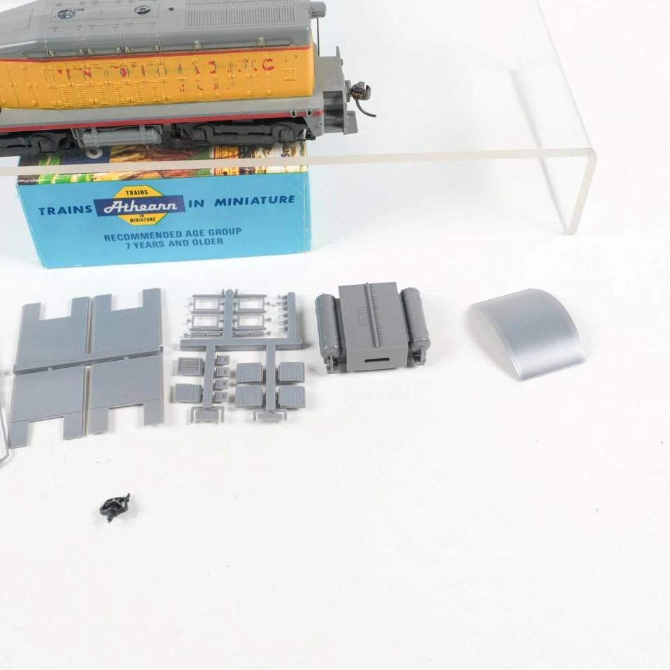 Kit locomotora diésel Kato escala HO Union Pacific Colors NW2 alimentado por CC Foto 4 de 4