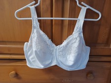 Lilyette  Bra Size 42D White Minimizer Underwire 0428 Lace FULL FIGURE COVERAGE