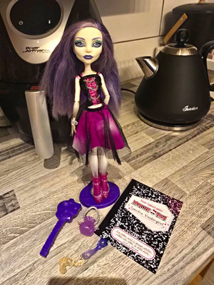 Monster High Spectra Vondergeist Modepuppe mit Standfuß, Tagebuch