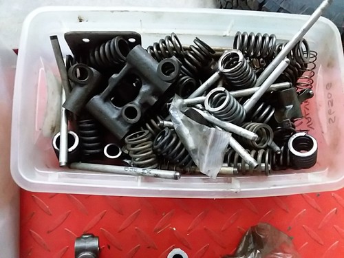 MITSUBISHI SATOH S650G VALVE TRAIN USED PARTS BINS ROCKERS PUSH RODS SPRING A107 - Picture 3 of 7