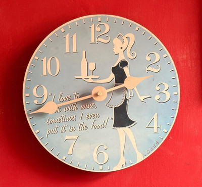 Vintage Stil Küchen Wanduhr Liebe zum Kochen mit Wein Neuheit Retro Kellnerin