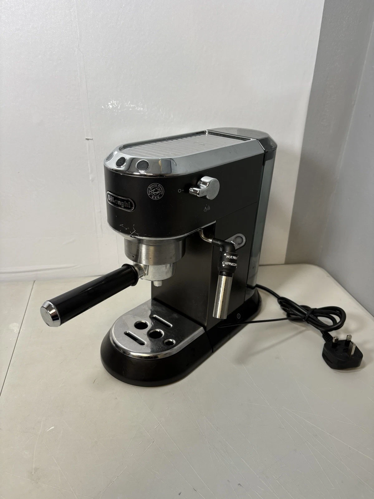 De'Longhi Dedica Style EC 685.BK Pump Espresso Machine Black. Working. Descaled
Opens in a new windo