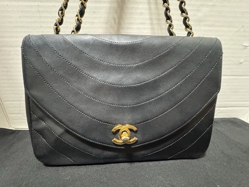 Bolso de Hombro CHANEL Vintage Media Luna Solapa Única Acolchado Piel de Cordero Cuero Negro - Imagen 3 de 23