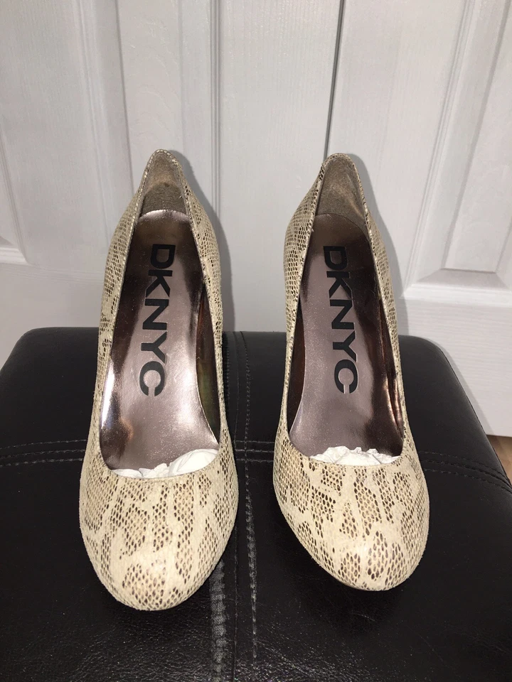 Zapatos de tacón de aguja DKNYC TIFFANY serpiente bronceado claro nuevos con caja talla 7M venta al por menor $98 NUEVO Foto 2 de 4