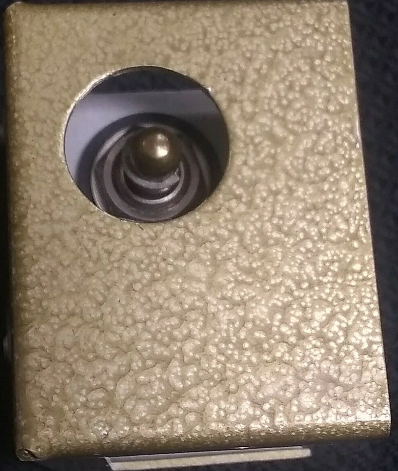 Switch Lock dorado en color era 1977 con 2 llaves Foto 3 de 4