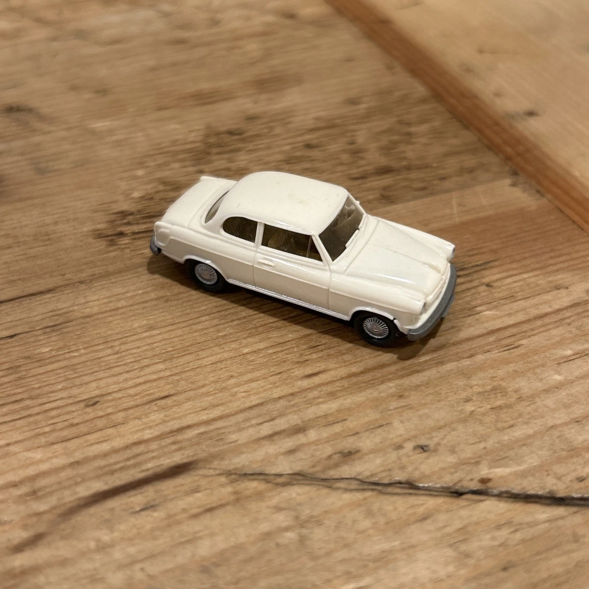 Miniature Anguplas – Borgward Isabella – Voiture De Collection Ancienne