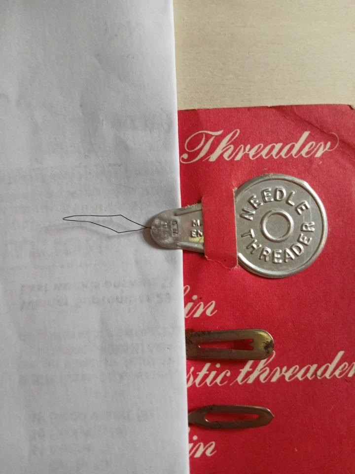 Vintage British Needle Co. Embassy Needle Threader Card. Complete/Unused. - Image 3 of 4