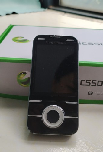 Sony Ericsson Yari U100(Unlocked) 16 GB Android Smartphone - Picture 4 of 10