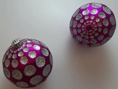 2 boules de Noël fuchsia et paillettes argentées. - Photo 1/4