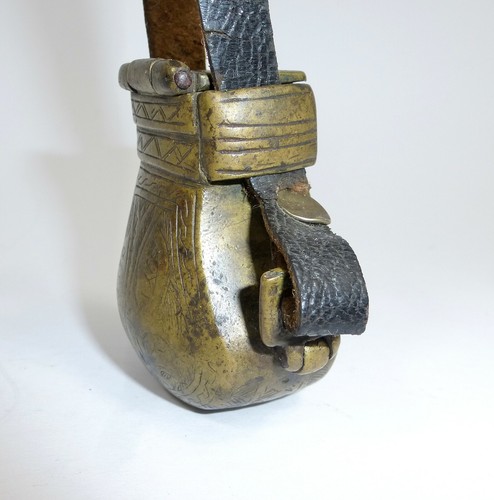 Botella de bronce recipiente para bolas de plomo siglo XVIII Imperio Otomano Afganistán - Imagen 8 de 11