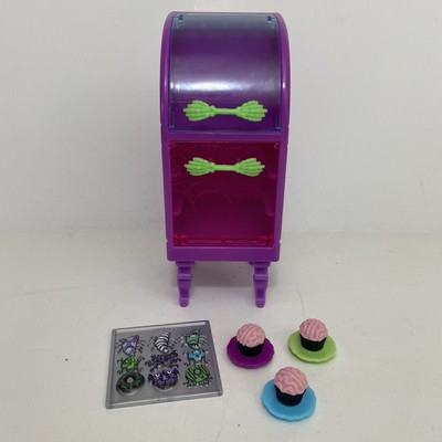 Monster High G3 Coffin Bean Spooky Cafe Oven Display Case with/3 Cupcakes & Tray
