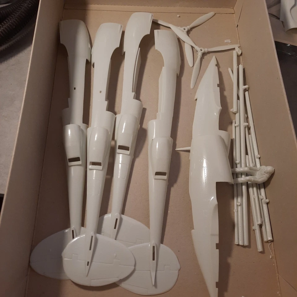 Revell Lockheed P-38J Lightning Vintage Scale Model Kit 1/32 Open Box - Immagine 2 di 4