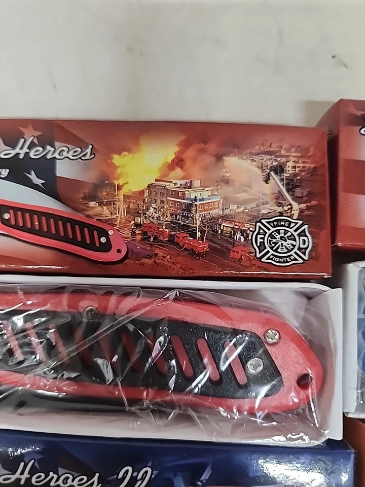 4 New Homeland Heroes Bomberos Policía EMT Cuchillo de Bolsillo Plegable Cubiertos Escarcha Foto 3 de 4