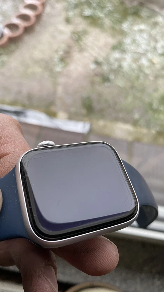 Apple Watch SE 44mm Aluminiumgehäuse-Silber mit Sportarmband in Abyssblau (GPS +, Foto 2 von 5