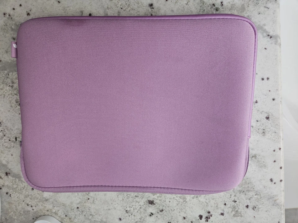 Macbook de lujo con funda gruesa de 13 pulgadas púrpura Incase Foto 2 de 4