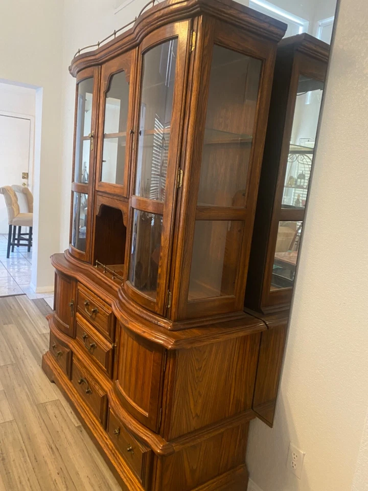 MESA DE COMEDOR ANTIGUA, GABINETE DE PORCELANA DE 2 PIEZAS, 4 SILLAS Y COMPLEMENTOS DE 2 HOJAS DE MESA Foto 2 de 4