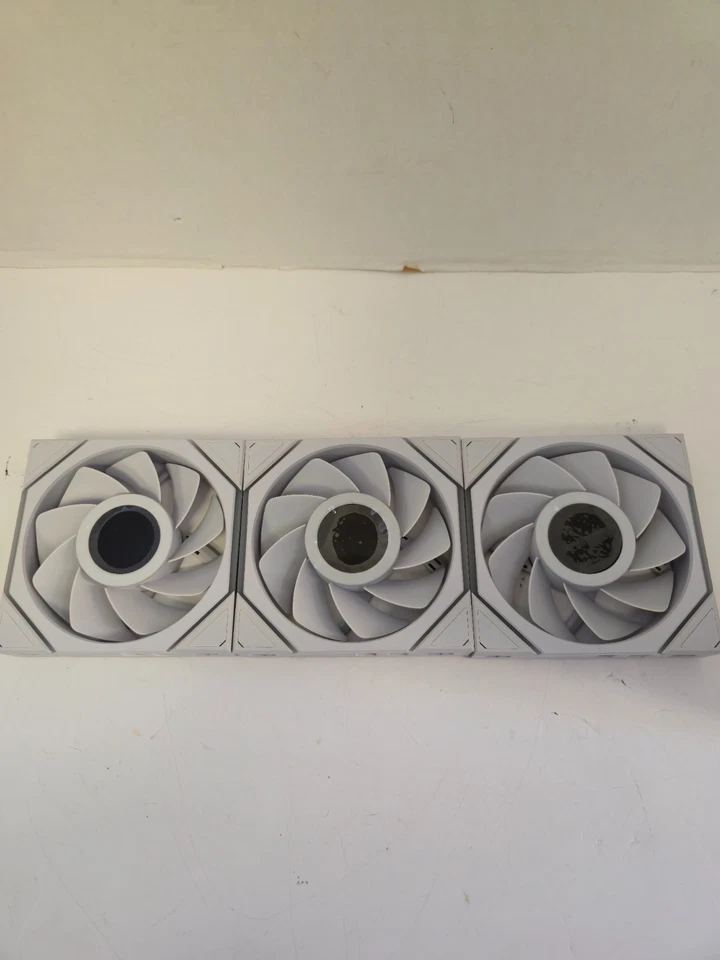 FANS ONLY - Lian Li Uni Fan TL Wireless LCD 120 - White - 3 Pack - Image 3 of 4