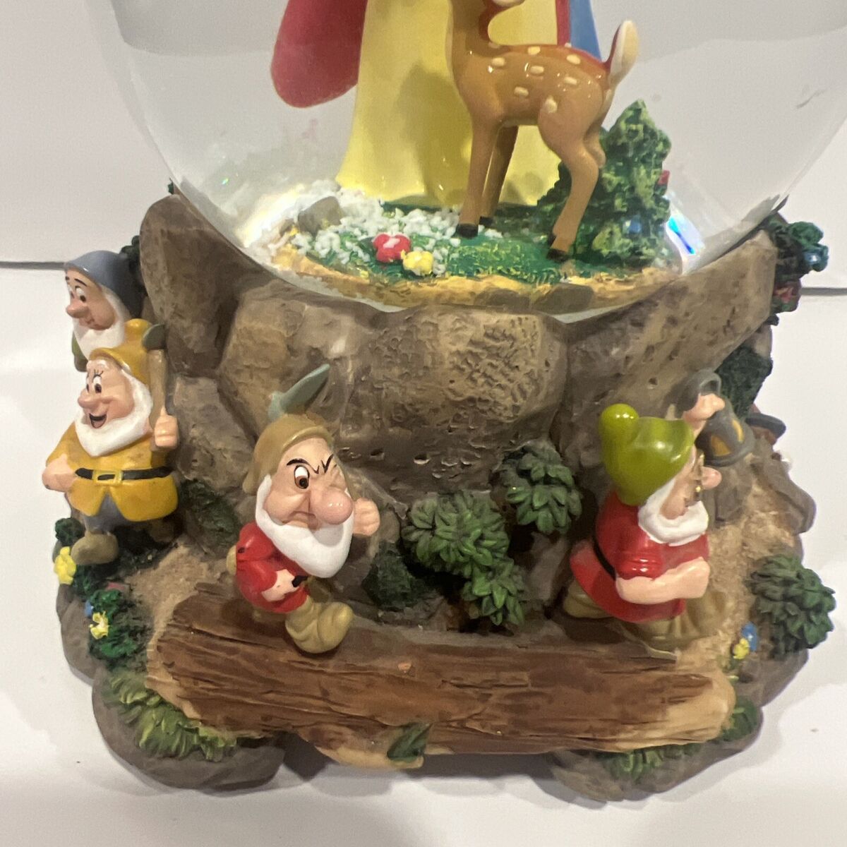 Disney Snow Globe Hallmark 1990 Snow White & the Seven Disney Snow Globe Hallmark 1990 Snow White & the Seven