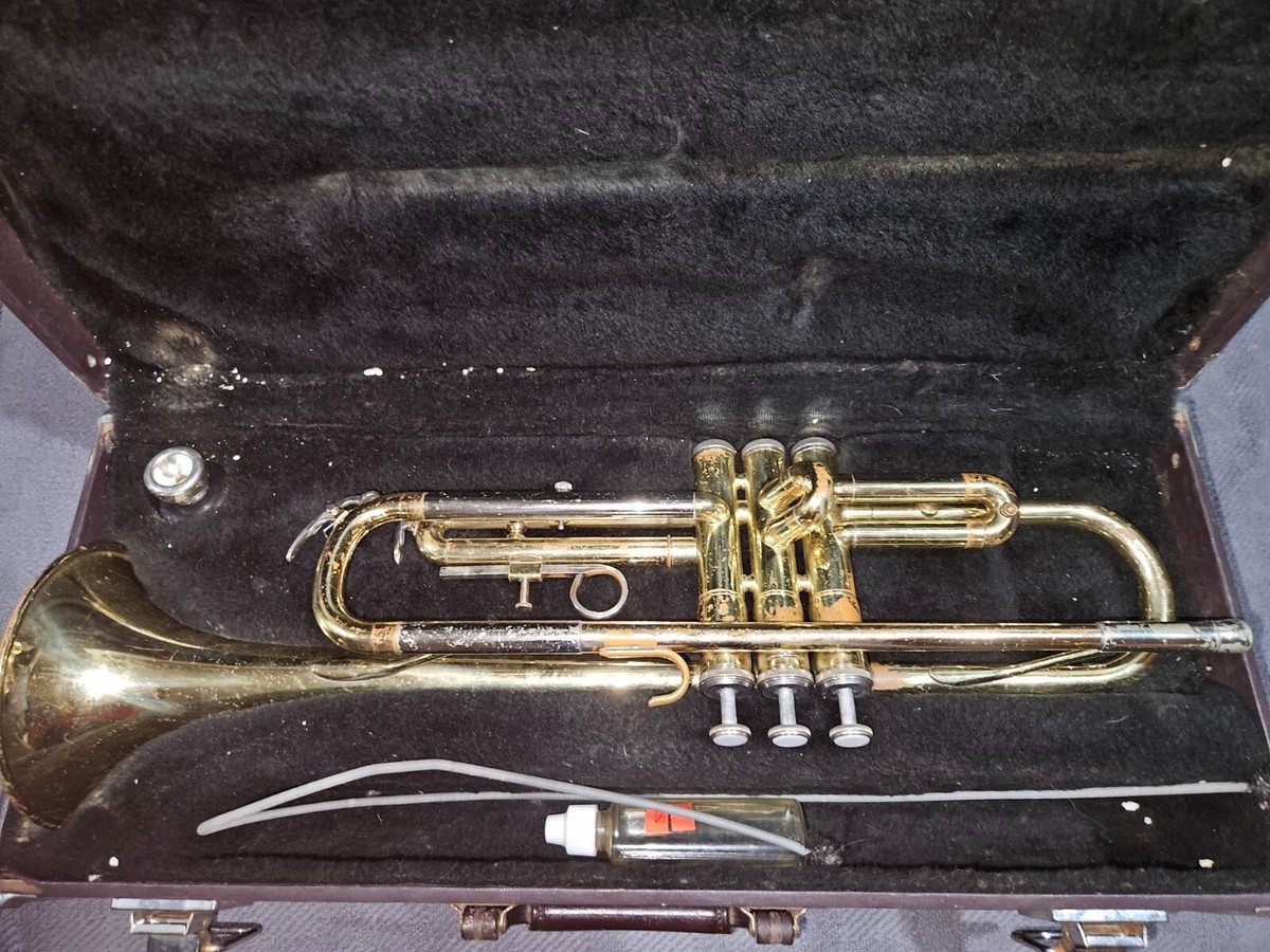 Yamaha YTR-2320 Trumpet. Japan. Good condition. Includes case & MP