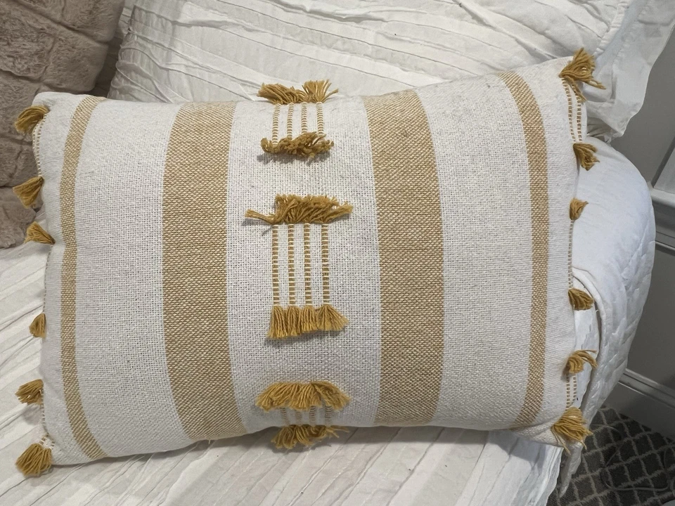 Almofada adorável nova sem etiquetas creme e detalhes amarelos 18x13” - Imagem 4 de 4