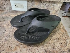 OOFOS Original Recovery Flip Flops Men's 8 Black Lightweight Comfort Sandals 
