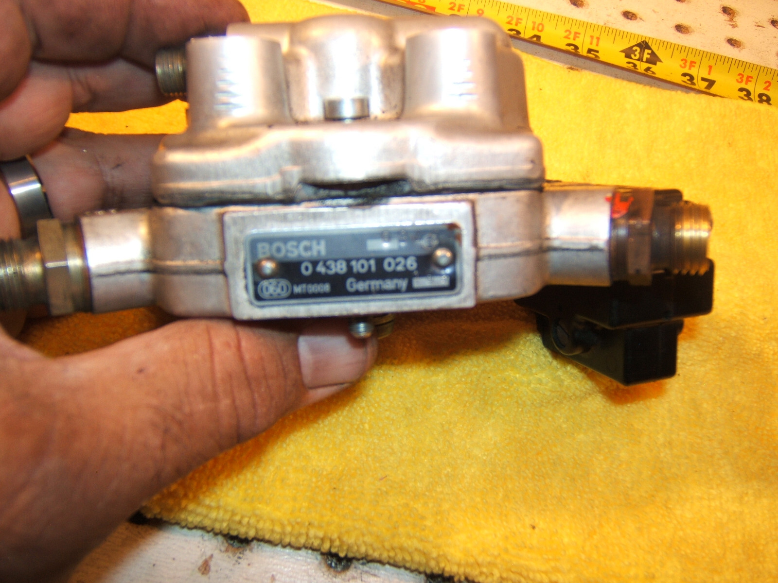 Mercedes Late W201 190E 2.3 4 BOSCH fuel Genuine OEM 1 Distributor