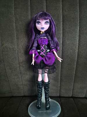 Monster High Elissabat Puppe mit Outfit, Schuhe & Puppenständer