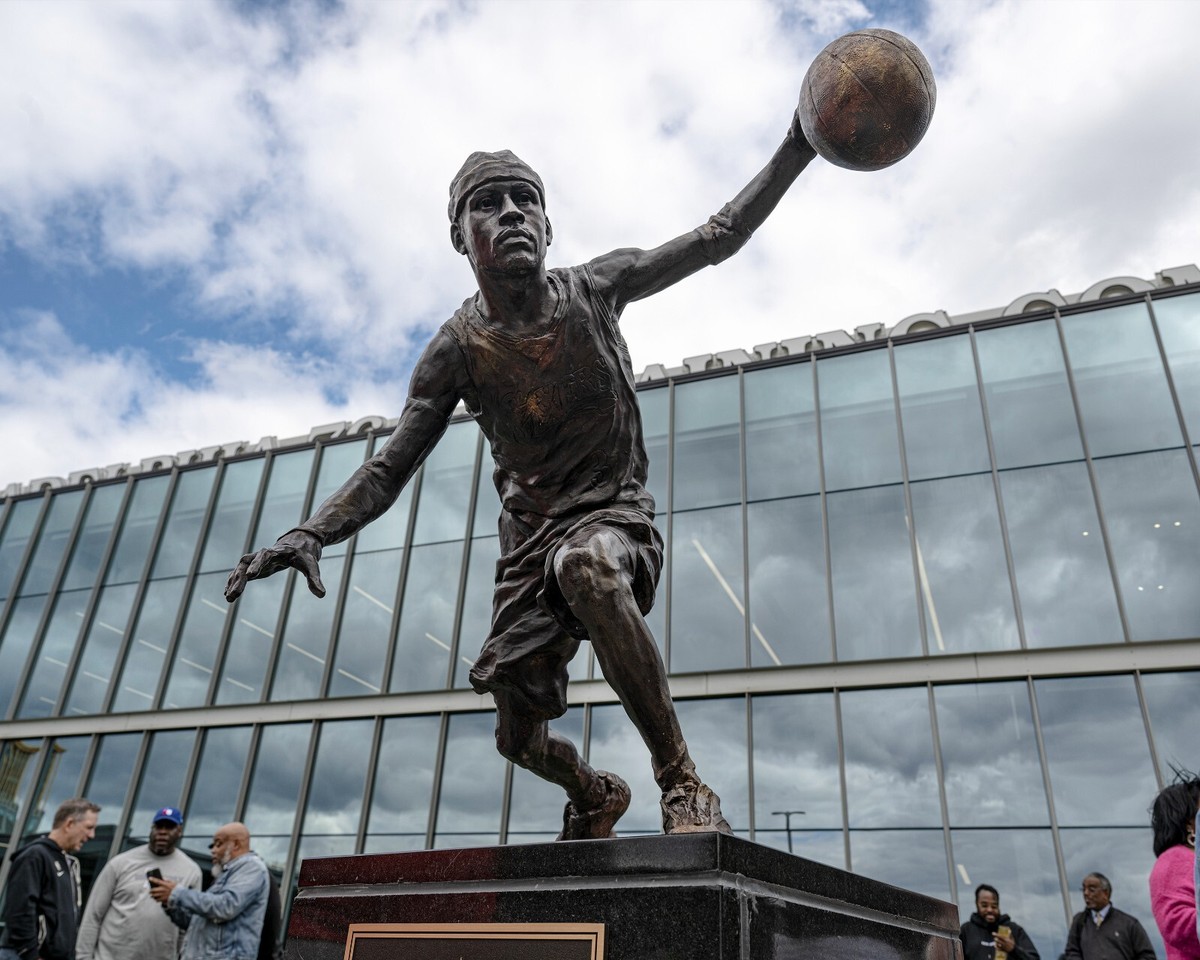 Allen Iverson Statue 2024 Philadelphia 76ers 8x10 NBA Basketball