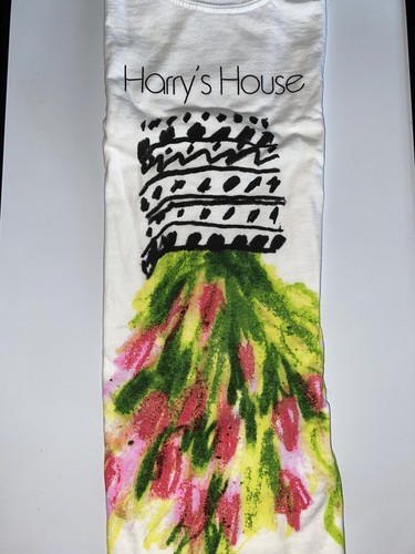 HARRY STYLES Edición Limitada HARRY'S HOUSE Caja Roja con Camisa Pequeña y Pegatinas - Imagen 4 de 7