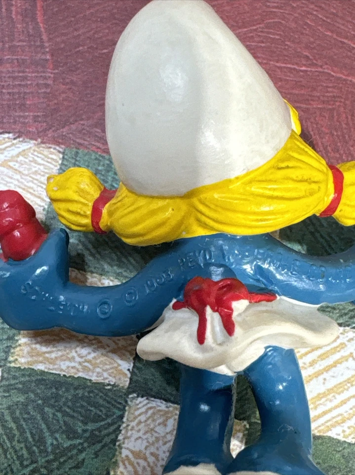 1978 Smurf WITH CAKE, 1983 SMURFETTE FRYING EGGS, TASTE TEST, BAKING, STIRRING - Image 4 of 4