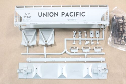 HO Accurail Union Pacific 54ft 4750cf ACF 3-Bay Covered Hopper Car #77782 +Accum - Afbeelding 1 van 10