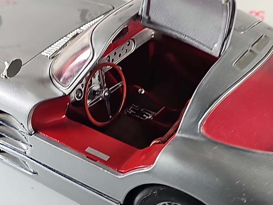 Mercedes-Benz 300 SlR Revell 1:12 Foto 4 de 4