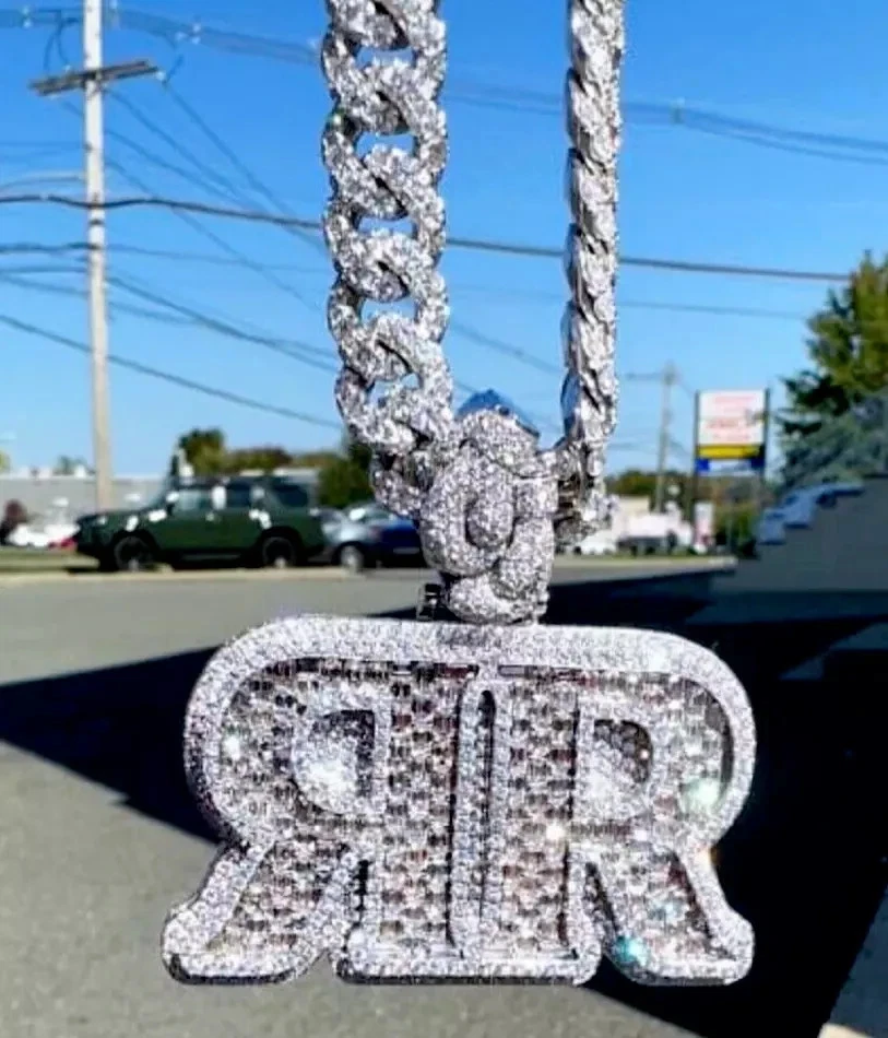 Colgante de plata 925 con letra inicial RR personalizado de moissanita natural de 5,00 quilates para hombre Foto 4 de 4