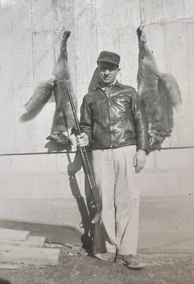 ORIGINAL 1953 PHOTO MAN HUNTING FOX HANGING RIFLE GUN 5 X 3.5  C