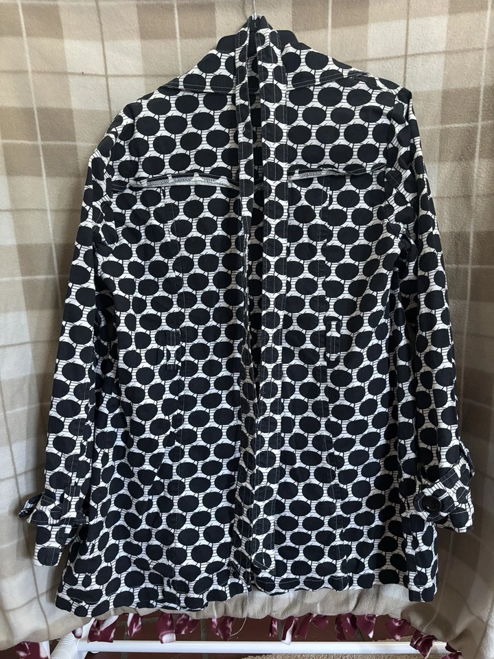 Gabardina Ambition blanca y negra a lunares talla grande Foto 2 de 4