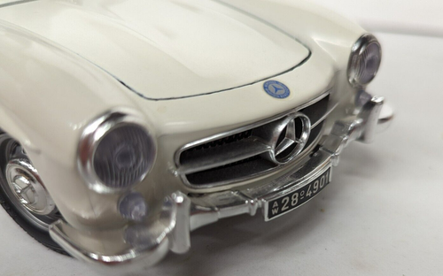 Vintage Bburago 1 /18 Scale White 1954 Mercedes Benz 300 SL Toy Model Car - Picture 6 of 16