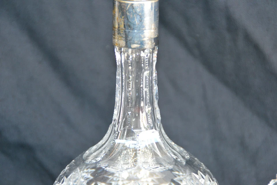 COPPIA DI VECCHIE BOTTIGLIE IN CRISTALLO MOLATO CON TAPPO IN ARGENTO - Immagine 4 di 4