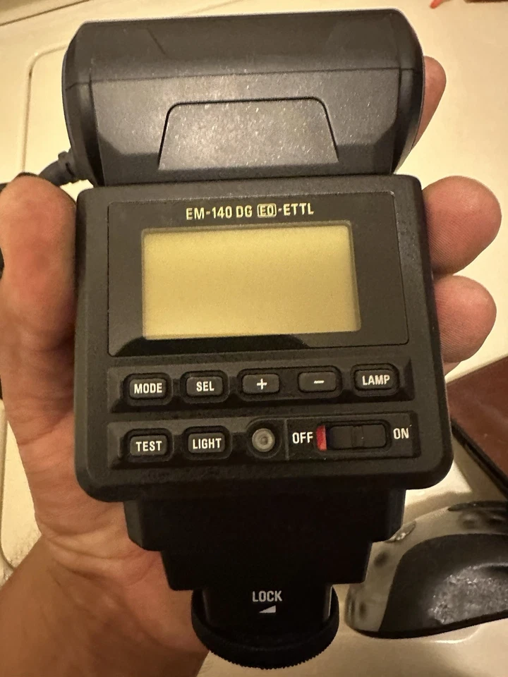 Sigma EM-140 DG TTL Macro Ringlight Flash for Canon DSLR 62mm Adapter (35) - Image 3 of 4