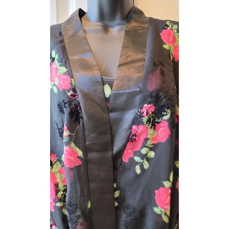 Secret Treasures Mujer 2 Piezas Bata y Chemise Mediano Negro Rojo Floral Foto 2 de 4