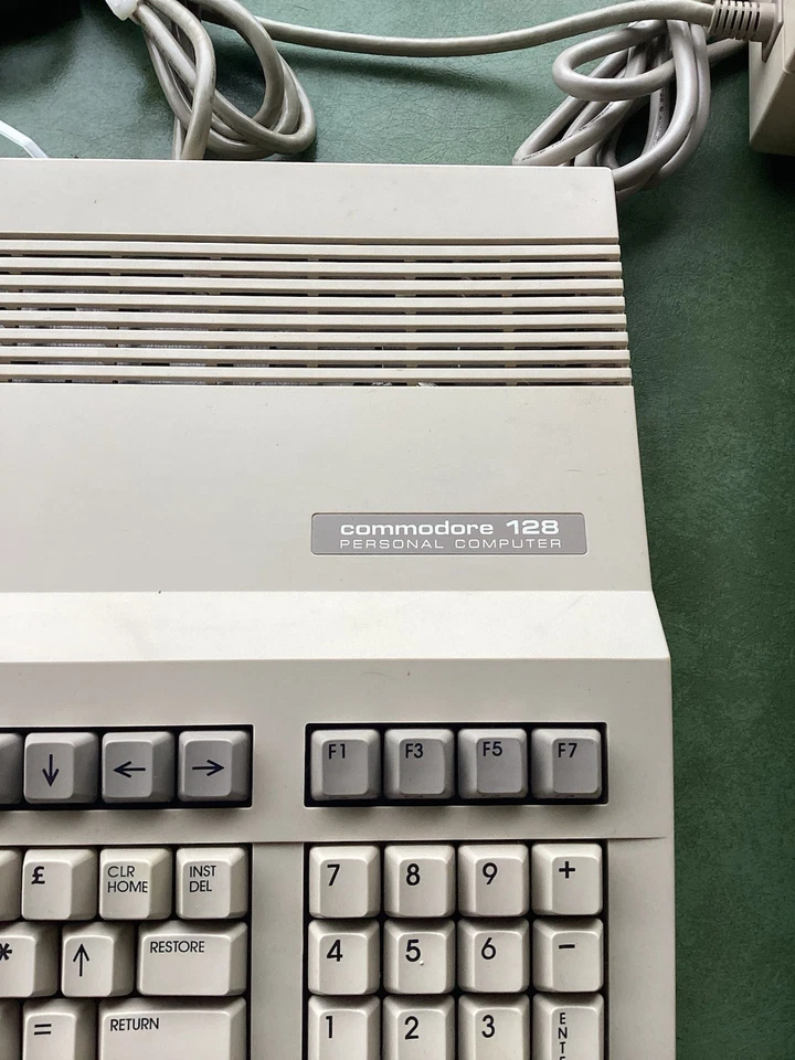 Computadora personal Commodore 128 de colección/recibos originales/unidad de disco 1571 funciona Foto 4 de 4