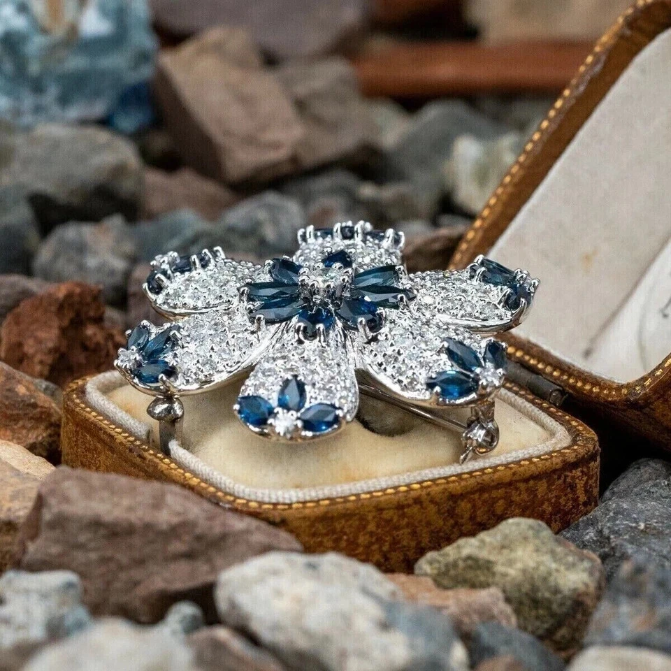 Брошь на булавке с искусственным сапфиром огранки маркиза с покрытием из белого золота 14 карат - Изображение 4 из 4