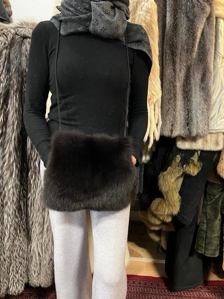 Bolso de piel de zorro manguito de piel negro Foto 2 de 4