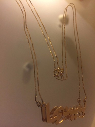 18ct Gold ''Singer'' Pendent on a 15" Curb Chain - Picture 6 of 7