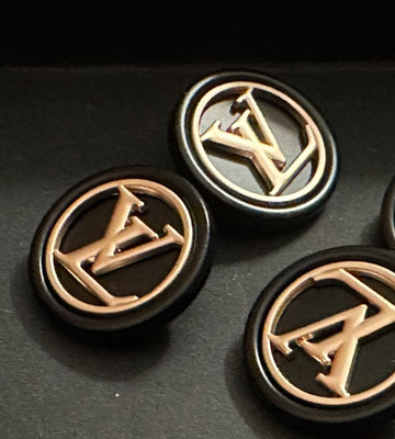 3 GROSSE LOUIS VUITTON KNÖPFE, METALL, ICONIC LV LOGO RARE 1 INCH 25MM PRISTINE