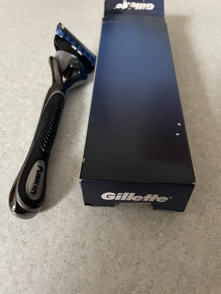 2 Rasoi Nuovi Gillette Fusion Proglide con Tecnologia Flexball - Immagine 2 di 4