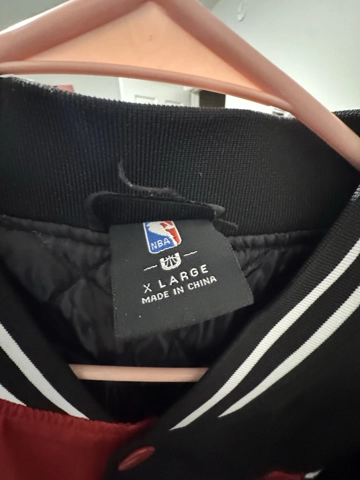 Chaqueta Chicago Bulls para hombre XL negra roja abotonada Foto 2 de 3