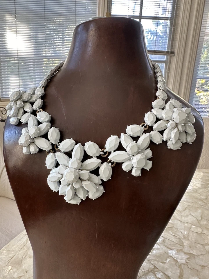 J. Collar Crew Statement Brûlèe Pasarela Grueso Flor Lucita Estrás Blanco Foto 3 de 4